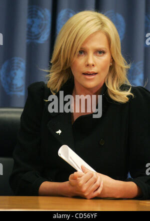 17. November 2008 - New York, NY, USA - Schauspielerin CHARLIZE THERON wird eingeführt als UN Messenger of Peace "in Raum 226 bei den Vereinten Nationen. Sie wird die Kampagne "UNite zur Beendigung der Gewalt gegen Frauen" beitreten, die darauf abzielt, Verhütung und Bekämpfung von Gewalt gegen Frauen und Mädchen in allen Teilen der Welt Stockfoto