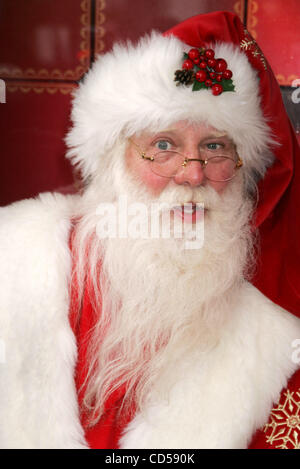 24. November 2008 - öffnet New York, NY, USA - SANTA CLAUS Cartier Urlaub Bug und Windows im Cartier Mansion auf der 5th Avenue. (Kredit-Bild: © Nancy Kaszerman/ZUMA Press) Stockfoto