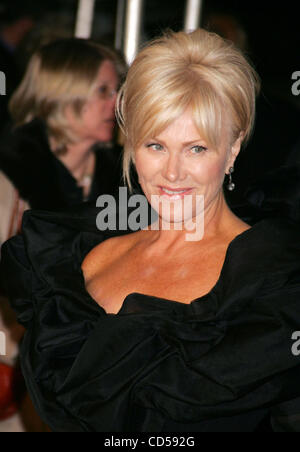 24. November 2008 - New York, NY, USA - Hugh Jackman Frau DEBORRA-LEE FURNESS bei der New York-Premiere von "Australia" im Ziegfeld Theater statt. (Kredit-Bild: © Nancy Kaszerman/ZUMA Press) Stockfoto