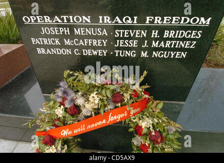 Die Namen von Tracy Eingeborenen verloren, Operation Iraqi Freedom sind sichtbar auf dem Tracy Kriegerdenkmal im Civic Center Plaza auf Donnerstag, 6. März 2008 in Tracy, Kalifornien Nach einem nationalen Schema wo mehr Opfer aus ländlichen Gebieten als aus Ballungsräumen kommen hat Tracy doppelt so viele s verloren. Stockfoto