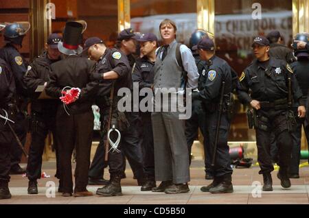 Irak-Kriegs-Demonstranten gezielt Chevron San Francisco Büros am fünften Jahrestag des Irakkrieges 9. März 2008. Ein Dutzend Menschen wurden verhaftet, zum Blockieren von der Eingängen der Gebäude am 08:30. (Karl Mondon/Contra Costa Times) Stockfoto