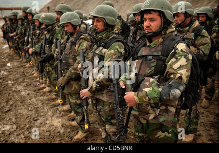 9. April 2008 stehen - Camp Morehead, Afghanistan - afghanischen Commandos im Schlamm, während sie darauf warten ihrerseits Konvoi Ausbildung durchlaufen. Erstellt vor zwei Jahren die Special Forces, die Kommandos aus der afghanischen Nationalarmee Anti-Terror-Elitetruppe zu mythischen Helden bewundert von Villa gestiegen Stockfoto