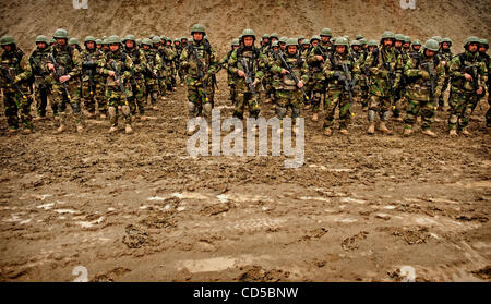 9. April 2008 stehen - Camp Morehead, Afghanistan - afghanischen Commandos im Schlamm, während sie darauf warten ihrerseits Konvoi Ausbildung durchlaufen. Erstellt vor zwei Jahren die Special Forces, die Kommandos aus der afghanischen Nationalarmee Anti-Terror-Elitetruppe zu mythischen Helden bewundert von Villa gestiegen Stockfoto