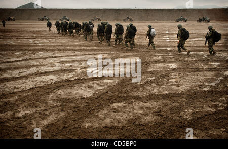 9. April 2008 März - Camp Morehead, Afghanistan - afghanischen Commandos auf einem schlammigen Feld kommt man zu ihrer Humvees Konvoi Training unter der Aufsicht des US Army Special Forces Soldaten. Erstellt vor zwei Jahren die Special Forces, sind die Kommandos von der afghanischen Nationalarmee Eli gestiegen. Stockfoto