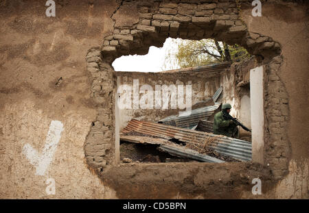 9. April 2008 nimmt eine Position während eines Trainings Kordon und Suche unter der Aufsicht des US Army Special Forces Soldaten - Camp Morehead, Afghanistan - eine afghanische Commando. Erstellt vor zwei Jahren die Special Forces, sind die Kommandos von der afghanischen Nationalarmee Elite Anti-Terro gestiegen. Stockfoto