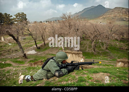 9. April 2008 nimmt eine Position während eines Trainings Kordon und Suche unter der Aufsicht des US Army Special Forces Soldaten - Camp Morehead, Afghanistan - eine afghanische Commando. Erstellt vor zwei Jahren die Special Forces, sind die Kommandos von der afghanischen Nationalarmee Elite Anti-Terro gestiegen. Stockfoto