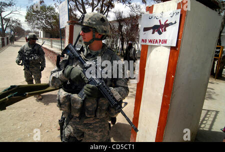 18. April 2008 - Paktya-Provinz, Afghanistan - amerikanische Soldaten der 101. Airborne Division, die Gewährleistung der Sicherheit von zwei afghanische LKW-Fahrer in einen Hinterhalt der Aufständischen Autobahn auf Zivilisten verwundet. Die Amerikaner behandelt die LKW-Fahrer dann übergab sie mit dem Auto zwei Stunden die nächste afghanische ho Stockfoto