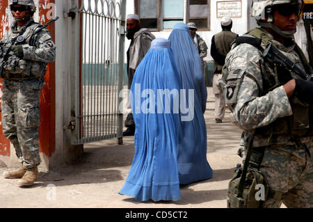 18. April 2008 eingeben - Paktya Provinz, Afghanistan - zwei Burka gekleidete Frauen, wie US-Soldaten den Eingang zum Gardez Bürgerspital zu sichern, wie sie zwei afghanische LKW-Fahrer liefern, die von Aufständischen, die Entführung der LKW Brand festgelegt verwundet wurden. (Kredit-Bild: © Paul Avallone/ZUMA Press) Stockfoto