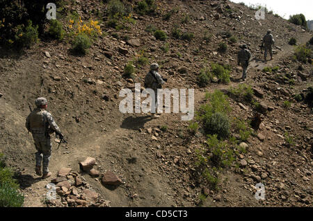 18. April 2008 - Paktya-Provinz, Afghanistan - Soldat der 1-61 Kavallerie-Regiment, 4th Brigade Combat Team, 101. US-Luftlandedivision patrouillieren zu Fuß die bergige Provinz Paktya, Afghanistan, auf einer Fläche von bekannten Aufständischen Aktivitäten. (Kredit-Bild: © Paul Avallone/ZUMA Press) Stockfoto