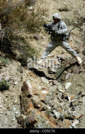 18. April 2008 - Patrouillen Paktya Provinz, Afghanistan - Soldat der 1-61 Kavallerie-Regiment, 4th Brigade Combat Team, 101. US-Luftlandedivision, zu Fuß die bergige Provinz Paktya, Afghanistan, auf einer Fläche von bekannten Aufständischen Aktivitäten. (Kredit-Bild: © Paul Avallone/ZUMA Press) Stockfoto