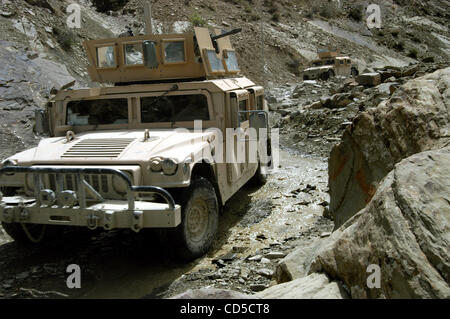 18. April 2008 - Paktya-Provinz, Afghanistan - Uparmored Humvees von einem 4th Brigade Combat Team, patrouillieren 101. US-Luftlandedivision in den Bergen der Paktya Provinz, Ost-Afghanistan.  (Kredit-Bild: © Paul Avallone/ZUMA Press) Stockfoto