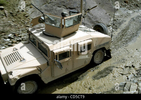 18. April 2008 - Paktya-Provinz, Afghanistan - eine der fünf Uparmored Humvees von einem 4th Brigade Combat Team, patrouillieren 101. US-Luftlandedivision in den Bergen der Paktya Provinz, Ost-Afghanistan.  (Kredit-Bild: © Paul Avallone/ZUMA Press) Stockfoto