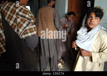 18. April 2008 - Paktya-Provinz, Afghanistan - Dorfbewohner drängen das Schulhaus Cooridor, erwartet ihre an der Reihe zu sehen, die US-Armee Sanitäter Besuch des ländlichen Dorfes mit seiner Charlie Kompanie, 1-61 Kavallerie Zug auf einen Tag Humitarian Mission in einem Bereich, der eine Geschichte des Seins ein Aufständischer Waystation hat. Stockfoto