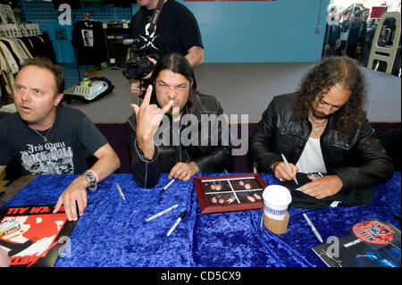 19. April 2008 - Mountain View, Kalifornien, USA - die Heavy-Metal-Band Metallica offiziell Datensatz speichern Tag, mit einer Instore-Unterzeichnung und Fan treffen und Grüßen an Rasputin Music in Mountain View, Kalifornien, die Band Instore-erstmals seit fast einem Jahrzehnt. IM BILD: LARS ULRICH, ROBERT Stockfoto