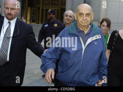 22. April 2008 - Manhattan, NY, USA - BEN-AMI KADISHA ist angeklagt und Bindung an Manhattan Bundesgerichtshof nach seiner Festnahme am Dienstag veröffentlicht. Kadisha, 84, New Jersey, ein ehemaliger US Army-Maschinenbau-Ingenieur, besteht der Verdacht des Gebens Israel Geheimnisse auf Atomwaffen, Kampfjets und Raketen in t Stockfoto