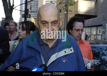 22. April 2008 - Manhattan, NY, USA - BEN-AMI KADISHA ist angeklagt und Bindung an Manhattan Bundesgerichtshof nach seiner Festnahme am Dienstag veröffentlicht. Kadisha, 84, New Jersey, ein ehemaliger US Army-Maschinenbau-Ingenieur, besteht der Verdacht des Gebens Israel Geheimnisse auf Atomwaffen, Kampfjets und Raketen in t Stockfoto