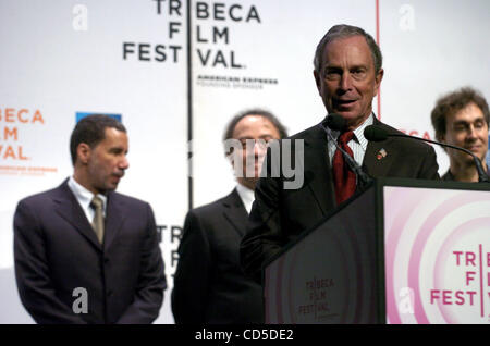 Gouverneur David Paterson (L) schaut zu, wie Bürgermeister Michael Bloomberg spricht auf dem Tribeca Film Festival 2008 Eröffnung Tag Pressekonferenz im Borough Of Manhattan Community College. Stockfoto