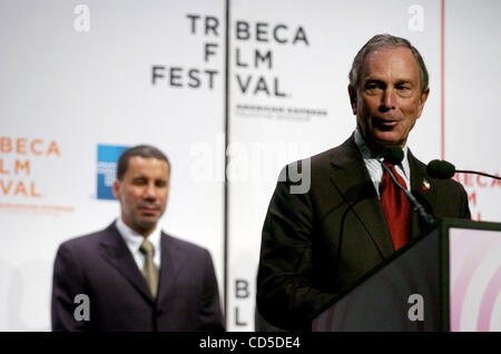 Gouverneur David Paterson (L) schaut zu, wie Bürgermeister Michael Bloomberg spricht auf dem Tribeca Film Festival 2008 Eröffnung Tag Pressekonferenz im Borough Of Manhattan Community College. Stockfoto