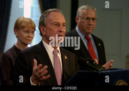 Mayor Michael Bloomberg (C) spricht als DEP Kommissar Emily Lloyd (L) und EPA Administrator Alan Steinberg (R) Blick auf. Bürgermeister Michael Bloomberg, US Environmental Protection Agency (EPA) Administrator Stephen Johnson und New York City Department of Environmental Protection (DEP) Kommissar Emily Stockfoto