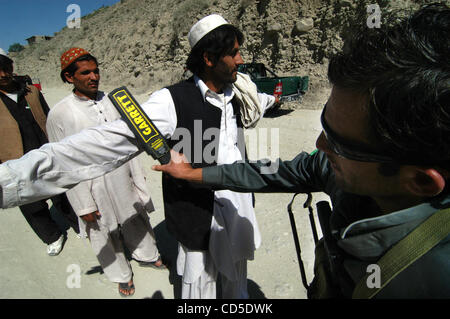 26. April 2008 - Paktya-Provinz, Afghanistan - afghanische Nationalpolizei einen Metalldetektor überfährt ein Reisender, Inspektion für Waffen auf der Straße außerhalb der Bezirk Mitte für eine super Shura (treffen) für Paktya Provinz Führer durchgeführt.  Die Schura wurde gehalten, um die großen Probleme der Provinz zu diskutieren Stockfoto