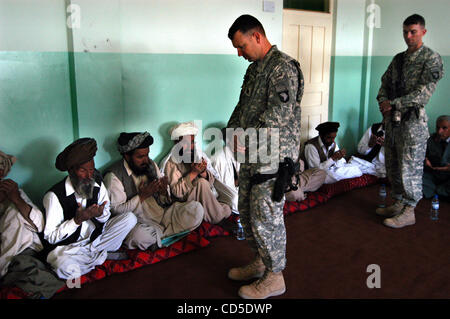 26. April 2008 - Händeschütteln Paktya Provinz, Afghanistan - 1-61, die Kavallerie Schwadron Commander LTC THOMAS O'STEEN (L) und Charlie Company Commander CAPT THOMAS KILBRIDE (R) pause während stellen sich vor, bei der Eröffnung ein super Shura (treffen) für Paktya Provinz Führer, unter Beachtung Stockfoto