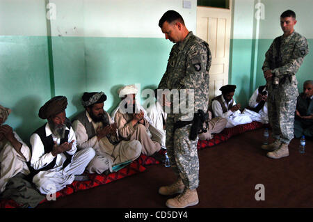 26. April 2008 - Händeschütteln Paktya Provinz, Afghanistan - Kavallerie Schwadron Commander LTC THOMAS O'STEEN (L) und Charlie Company Commander CAPT THOMAS KILBRIDE (R) Pause während der Vorstellung selbst, bei der Eröffnung ein super Shura (treffen) für Paktya Provinz Führer, eine Sofortnachricht zu respektieren Stockfoto