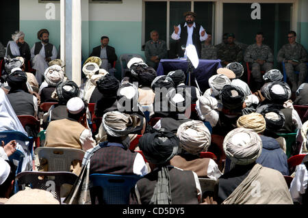 26. April 2008 spricht - Paktya Provinz, Afghanistan - dem stellvertretenden Gouverneur der Paktya Provinz, die provinzielle Führer und die US-Kommandeure an einem super Shura abgehalten, um die großen Probleme der Provinz, darunter vor allem die Führer in der Lage, die Amerikaner, dass Secu versichern zu diskutieren Stockfoto