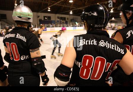 Oakland Räuber Roundhouse Rhonda und Ziegel Schilde schauen Sie sich die Konkurrenz vor ihrer Heimkehr über gegen die San Francisco ShEvil tot in der Trockeneis-Rollhockey-Arena auf Samstag, 26. April 2008, in Oakland, Kalifornien Die Outlaws gewann den Kampf. (Jane Sommerkonzerte/der Oakland Tribune) Stockfoto