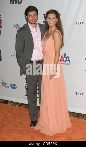 Ali Landry und Mann Alejandro Gomez Monteverde an der 15. jährlichen Race To Erase MS Themed "Wir Herzen zu löschen MS" im Hyatt Regency Century Plaza Hotel, Los Angeles statt. Stockfoto