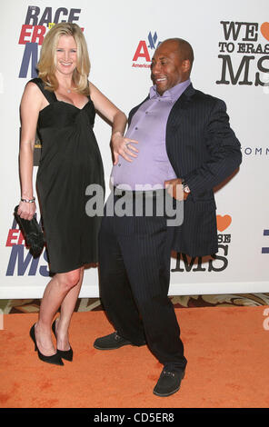 Byron Allen und Frau Jennifer Lucas an der 15. jährlichen Race To Erase MS Themed "Wir Herzen zu löschen MS" im Hyatt Regency Century Plaza Hotel, Los Angeles statt. Stockfoto