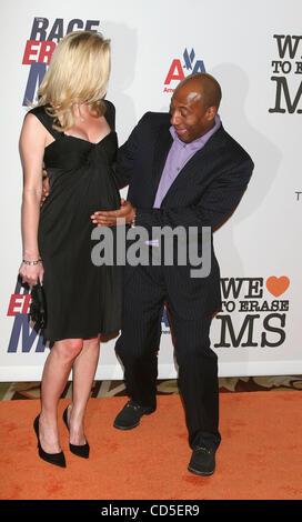 Byron Allen und Frau Jennifer Lucas an der 15. jährlichen Race To Erase MS Themed "Wir Herzen zu löschen MS" im Hyatt Regency Century Plaza Hotel, Los Angeles statt. Stockfoto