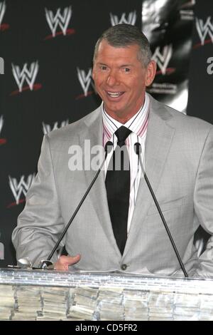 3. Juni 2008 statt - Los Angeles, Kalifornien, USA - WWE Chairman VINCE MCMAHON auf der Pressekonferenz, wo er, dass er verlosen 1 Million US-Dollar pro Woche ankündigt "bis er fühlt sich an wie halt' im Staples Center. (Kredit-Bild: © Paul Fenton/ZUMA Press) Stockfoto