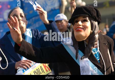 15. Juli 2008 - Buenos Aires, Argentinien - Demonstranten verkleidet als Argentinien Präsidentin Cristina Fernandez de Kirchner und ihr Ehemann, ehemaliger Präsident Nestor Kirchner, mit Schärpen in der Farbe der Flagge und gefälschte $100 Peso Hinweise auf merken, Avenida Sarmiento im Barrio von Palermo zu Fuß, während der lar Stockfoto