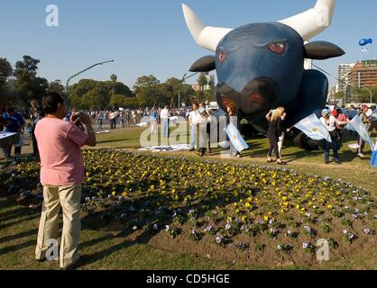 15. Juli 2008 - Buenos Aires, Argentinien - A große aufblasbare Bull zieht Aufmerksamkeit und ein paar zusätzliche Pesos für den Besitzer als Anwohner und Demonstranten stoppen, um während des Protestes von Campo (Landwirte und landwirtschaftliche Gruppen) für Fotos posieren im Monumento de Los Españoles. (Kredit-Bild: © Caitli Stockfoto