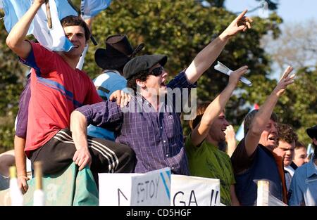 15. Juli 2008 - Buenos Aires, Argentinien - Demonstranten gegen die Retenciones oder Ausfuhrsteuern, an das Monumento de Los Españoles zum protest gegen die Regierung von Präsidentin Cristina Fernandez de Kirchner und die Erhöhung der Steuern auf Produkte wie Sojabohnen versammeln. Lastwagen voller Männer und Stockfoto