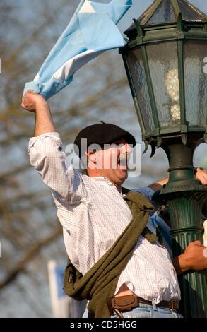 Während einer Versammlung im Monumento de Los Españoles "Wellenlinien" 15. Juli 2008 - Buenos Aires, Argentinien - hängend auf einem leichten Post, diese Demonstranten gegen die Retenciones oder Export steuern die Flagge Argentiniens. (Kredit-Bild: © Caitlin M. Kelly/ZUMA Press) Stockfoto