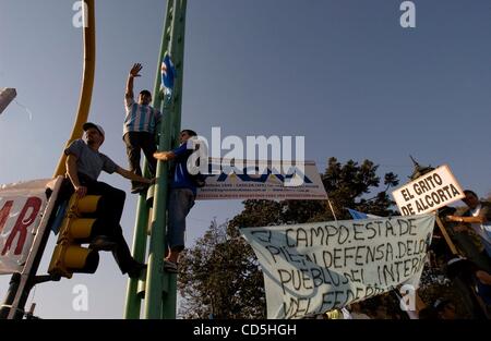 15. Juli 2008 - Buenos Aires, Argentinien - Klettern mehrere Demonstranten Straßenlaternen zu sehen über der Masse, hängen Banner, singen und singen, wie Menschen versammeln sich auf dem Monumento de Los Españoles zum protest gegen die Regierung von Präsidentin Cristina Fernandez de Kirchner und die Erhöhung der Steuern auf solche Stockfoto