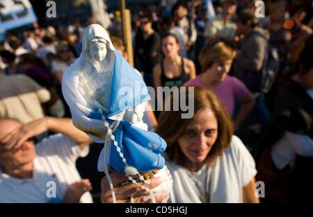 15. Juli 2008 - Buenos Aires, Argentinien - eine Frau hält eine Statue von Santa Maria De La Paz als sie und andere versammeln sich auf Avenidas Libertador und Sarmiento am Monumento de Los Españoles zum protest gegen die Regierung von Präsidentin Cristina Fernandez de Kirchner und die Retenciones oder Export ta Stockfoto