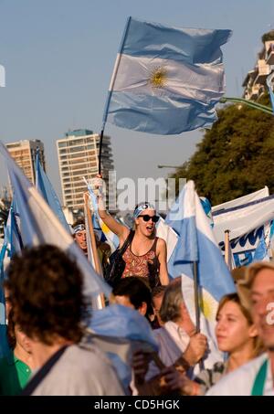 15. Juli 2008 - Buenos Aires, Argentinien - ob jung oder alt-Demonstranten versammeln, um ihre Abneigung gegen die Retenciones zu äußern oder Ausfuhrabgabe im Monumento de Los Españoles. (Kredit-Bild: © Caitlin M. Kelly/ZUMA Press) Stockfoto