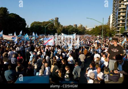 15. Juli 2008 - Buenos Aires, Argentinien - Demonstranten gegen die Retenciones oder Export Steuern an das Monumento de Los Españoles versammeln. Sie versammelt, um gegen die Regierung von Präsidentin Cristina Fernandez de Kirchner und die Erhöhung der Steuern auf Produkte wie Sojabohnen zu protestieren.  (Kredit Imag Stockfoto