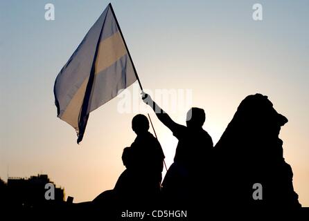 15. Juli 2008 - wie die Sonne beginnt zu setzen, Klettern Buenos Aires, Argentinien - Demonstranten das Monumento de Los Españoles mit der Flagge von Argentinien nach einem Tag voller reden, singen und singen, aus Protest gegen die Regierung von Präsidentin Cristina Fernandez de Kirchner und die Erhöhung der Steuern auf Stockfoto