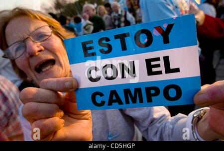 15. Juli 2008 - Buenos Aires, Argentinien - eine Frau holt ein Aufkleber, der sagt "Ich bin mit dem Campo" während des Protestes gegen die Retenciones oder Export Steuern bei einer Kundgebung im Monumento de Los Españoles. (Kredit-Bild: © Caitlin M. Kelly/ZUMA Press) Stockfoto