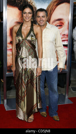 31. Juli 2008 - Los Angeles, Kalifornien, USA - 31. Juli 2008 - Los Angeles, Kalifornien, USA - Schauspieler CHRISTOPHER KNIGHT und seine Frau ADRIANNE CURRY kommen bei der Premiere von Columbia Picture "Ananas Express" im Mann Village Theater am 31. Juli 2008 in Los Angeles, Kalifornien. (Bild Kredit: Stockfoto