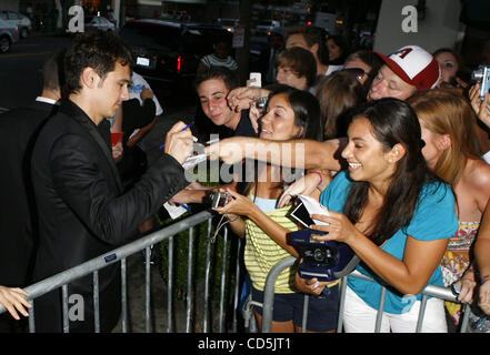 31. Juli 2008 - Los Angeles, Kalifornien, USA - 31. Juli 2008 - Los Angeles, Kalifornien, USA - JAMES FRANCO gibt Autogramme für Fans, als er bei der Premiere von Columbia Picture "Ananas Express" im Mann Village Theater am 31. Juli 2008 in Los Angeles, Kalifornien kommt. (Kredit-Bild: © Patri Stockfoto