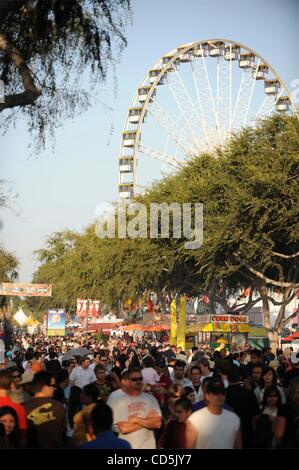 2. August 2008 - überfüllt Costa Mesa, Kalifornien, USA - Tausende von Menschen das Orange County Fair in Costa Mesa. Bild: Die La Grande Wheel Riesenrad in der Ferne. (Kredit-Bild: © Steven K. Doi/ZUMApress.com) Stockfoto