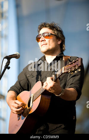 24. August 2008 - San Francisco, Kalifornien, USA - Sänger und Gitarrist JEFF TWEEDY der Band Wilco tritt im Rahmen der ersten jährlichen Outside Lands Music and Arts Festival. Das dreitägige Festival, das zu den Golden Gate Park stattfindet zieht Tausende von Musikfans zu sehen, eine Vielzahl o Stockfoto