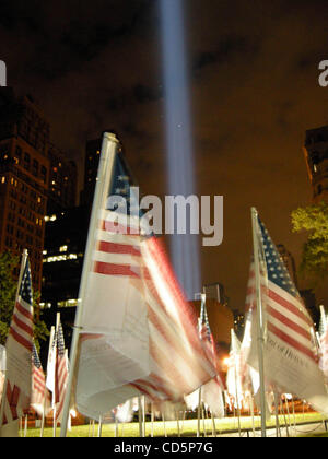 11. September 2008 - New York, New York, USA - K59855BCO.7th Jahrestag des Anschlags auf das World Trade Center. Denkmal-Leuchten in New York City 11.09.2008. (Kredit-Bild: © Bruce Cotler/Globe Photos/ZUMAPRESS.com) Stockfoto