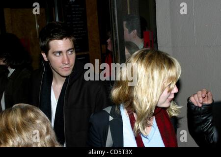 19. April 2003 - New York, New York, US - K30146RM. JAKE GYLLENHAAL und KIRSTEN DUNST nach Leistung von neun AT der EUGENE O'NEILL THEATRE, NEW YORK New York verlassen. 19.04.2003.  / 2003 (Kredit-Bild: © Rick Mackler/Globe Photos/ZUMAPRESS.com) Stockfoto