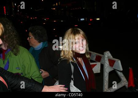 19. April 2003 - New York, New York, US - K30146RM. KIRSTEN DUNST nach Leistung von neun AT der EUGENE O'NEILL THEATRE, NEW YORK New York verlassen. 19.04.2003.  / 2003 (Kredit-Bild: © Rick Mackler/Globe Photos/ZUMAPRESS.com) Stockfoto