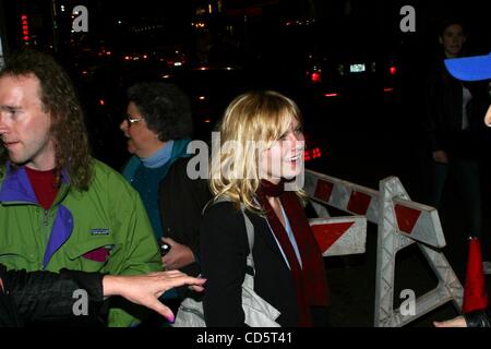 19. April 2003 - New York, New York, US - K30146RM. KIRSTEN DUNST nach Leistung von neun AT der EUGENE O'NEILL THEATRE, NEW YORK New York verlassen. 19.04.2003.  / 2003 (Kredit-Bild: © Rick Mackler/Globe Photos/ZUMAPRESS.com) Stockfoto